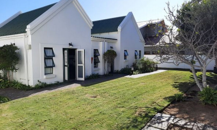 Walvis Bay Mid-Range Accommodation Guide